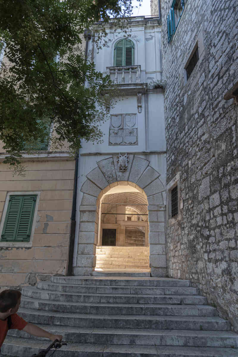 Croacia - Sibenik 24 - Puerta del Palacio